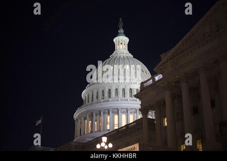 Washington, district de Columbia, Etats-Unis. 1er décembre 2017. l'extérieur de du Capitole des États-Unis à Washington, D.C., en tant que le sénat américain continue à débattre de la loi de l'impôt à l'intérieur le vendredi, Décembre 1, 2017. crédit : alex edelman/cnp crédit : alex edelman/cnp/zuma/Alamy fil live news Banque D'Images