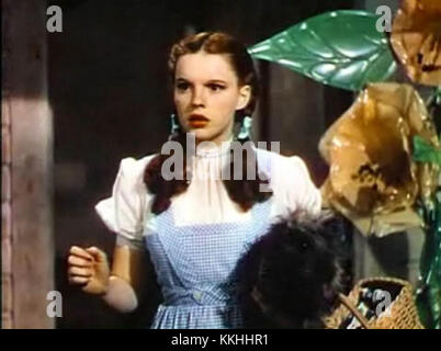 Judy Garland joue le rôle de Dorothy dans la bande-annonce emblématique de « The Wizard of Oz », un film fantastique de 1939. Sa performance reste l'une des plus appréciées de l'histoire du cinéma. Banque D'Images