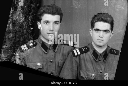 Cette image montre des soldats d'un événement militaire en Roumanie le 7 mars 2014. La photographie capture un moment d'activité militaire et de préparation lors d'un exercice ou d'un événement important. Banque D'Images
