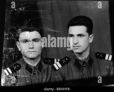 Il s'agit de deux images de militaires prises en mars 2014, représentant des soldats ou des activités militaires de cette époque. Banque D'Images