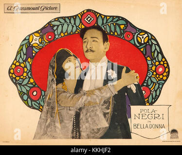 Belladonna (1923) est un film muet mettant en vedette des acteurs et actrices emblématiques de l'époque, et cette carte de lobby capture une scène du film. Banque D'Images