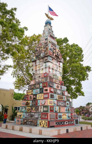 Le Monument des États est une structure de Kissimmee, en Floride, construite avec des pierres de tous les états américains pour symboliser l'unité. Il est un repère patriotique et une représentation unique de la solidarité américaine. Banque D'Images