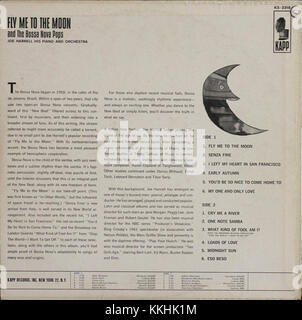 La quatrième de couverture de l'album Fly me to the Moon de Joe Harnell, sorti en 1964 chez Kapp Records. Cet album, connu pour ses influences jazz et pop, met en vedette de la musique populaire de l'époque et devient une sortie importante dans la carrière de Harnell. Banque D'Images