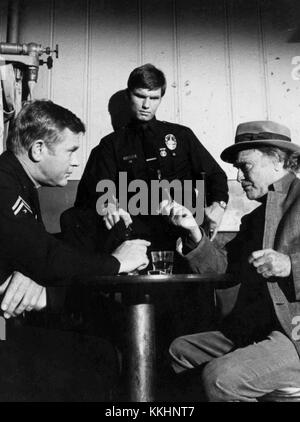 Kent McCord et Martin Milner ont joué dans le drame policier populaire de 1974 Adam-12. L'émission dépeint leurs rôles en tant qu'officiers du LAPD traitant diverses affaires à Los Angeles. Banque D'Images
