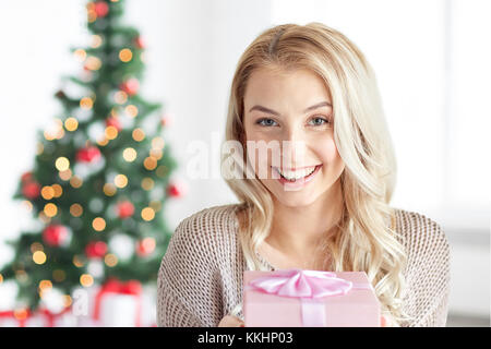 Jeune femme avec boîte-cadeau à Noël Banque D'Images