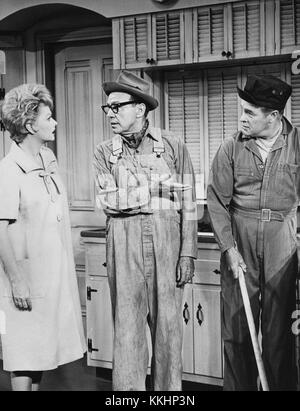 Lucille Ball, Jack Benny et Bob Hope étaient des figures emblématiques du divertissement américain, chacune connue pour son travail révolutionnaire à la télévision et au cinéma. Cette image de 1964 illustre leur importance dans le monde du divertissement au cours des années 1960, mettant en valeur leur héritage dans la comédie, le théâtre et la production télévisuelle. Banque D'Images