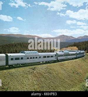 Le California Zephyr est une célèbre ligne de train de passagers qui voyage de Chicago à San Francisco, en passant par certains des paysages les plus pittoresques des États-Unis. Connu pour son service luxueux et ses vues à couper le souffle, le train offre une expérience de voyage historique et confortable à travers le Midwest américain et les montagnes Rocheuses. Banque D'Images