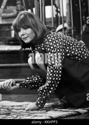 Diana Rigg, actrice britannique emblématique, est représentée dans une image promotionnelle de 1973. Connue pour ses rôles au théâtre et à la télévision, Rigg est devenue célèbre pour son interprétation d'Emma Peel dans la série 'The Avengers'. Banque D'Images