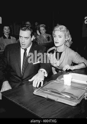 Cette image montre Raymond Burr et Kathleen Crowley dans une scène de la série télévisée *Perry Mason*, diffusée en 1958. Burr a joué le rôle emblématique de l'avocat de la défense, tandis que Crowley est apparu dans un rôle de soutien. La série est devenue une marque de fabrique de la télévision américaine dans les années 1950 et est connue pour son format dramatique légal. Banque D'Images