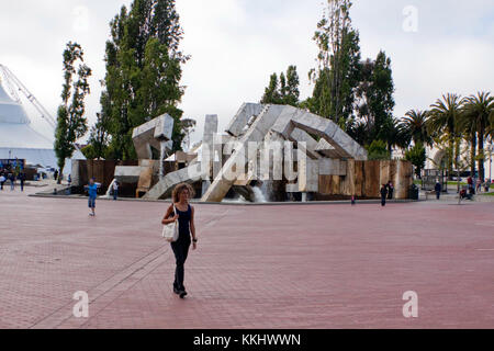 Cette photographie capture une fontaine sur la place en face du Ferry Building, situé sur l'Embarcadero à San Francisco, près de Market Street. L'emplacement emblématique est connu pour ses vues panoramiques et son importance historique. Banque D'Images
