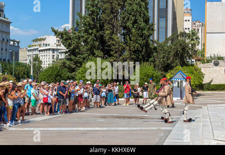 Les touristes à regarder la relève de la garde sur la Tombe du Soldat inconnu, la Place Syntagma, Athènes, Grèce Banque D'Images