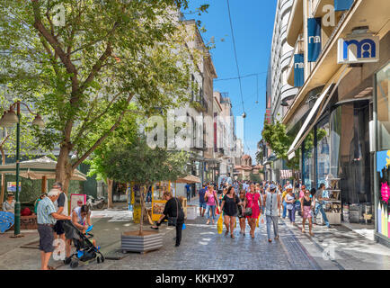 Boutiques sur la rue Ermou à Athènes, Grèce centrale Banque D'Images