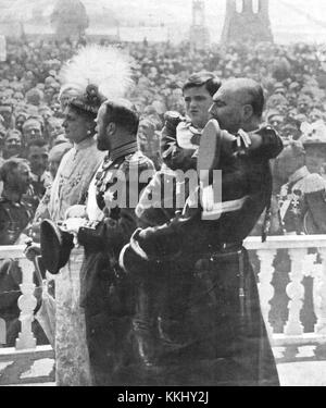 Le dernier tsar de Russie Nicholas II (au centre) avec sa femme Tsarina Alexandra et leur fils Alexis (tenu par un cosaque) pendant les célébrations au Kremlin pour marquer les 300 ans de pouvoir de la famille Romanov, 1913. (Photo de Henry Guttmann) Nicholas II, Alexandra et Alexei pendant le centenaire de Moscou Banque D'Images