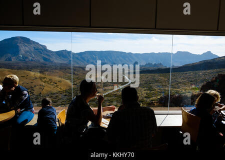 Tenerife, Espagne - novembre 2017 : les personnes bénéficiant de la vue à l'intérieur de la station de téléphérique cafe sur Pico del Teide, Tenerife, Espagne. Banque D'Images