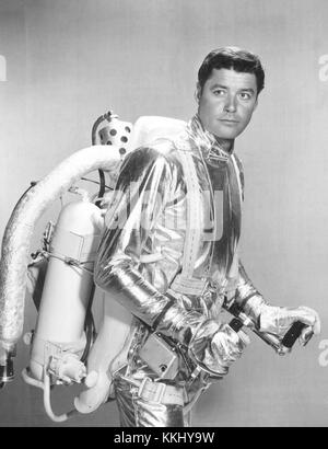 Cette image de 1965 montre Guy Williams de la série télévisée de science-fiction Lost in Space. La série était une émission de télévision populaire dans les années 1960, mélangeant des thèmes d'aventure et d'exploration spatiale, avec Williams dans le rôle du professeur John Robinson. Banque D'Images