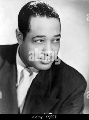 Cette photographie de 1946 montre Duke Ellington, musicien de jazz et chef d'orchestre américain légendaire. Connu pour ses contributions uniques à la musique jazz, Ellington est vu diriger son orchestre lors d'une performance. Banque D'Images