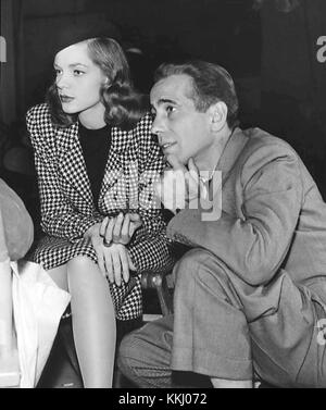 Lauren Bacall et Humphrey Bogart sont photographiés sur le plateau du film de 1946 « le grand sommeil ». Leur collaboration dans ce film a cimenté leur statut d'un des couples les plus emblématiques d'Hollywood. Banque D'Images