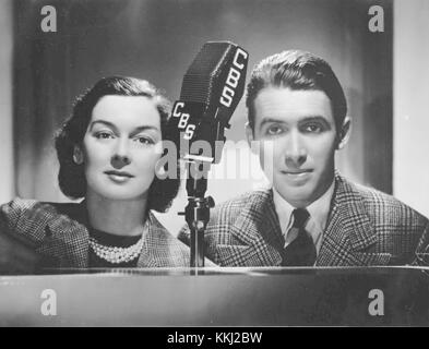 Rosalind Russell et James Stewart CBS radio 1937 Banque D'Images