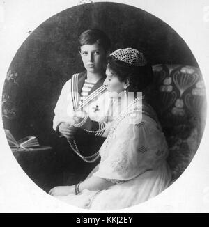 1915: Tsarina Alexandra Feodorovna, épouse de Tsar Nicholas II, et son fils le Tsarovitch qui joue avec ses perles. (Photo de Hulton Archive/Getty Images) Alexandra Feodorovna avec son fils Banque D'Images