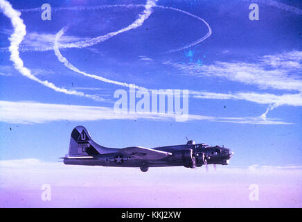 Le B-17 Flying Fortress, avion numéro 43-38857, a servi dans le 457e groupe de bombardement pendant la seconde Guerre mondiale. L'avion faisait partie des campagnes de bombardement stratégique de l'armée de l'air américaine. Banque D'Images