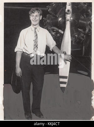 L'image capture Eddie August Schneider, un aviateur américain notable, le 18 août 1930, à Los Angeles, en Californie. Schneider a été l'un des pionniers de l'aviation, connu pour avoir établi des records de vol au début du XXe siècle. Banque D'Images