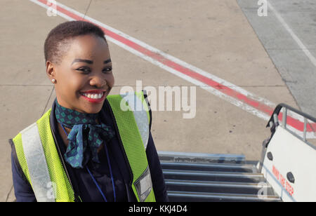 Employé d'une compagnie aérienne se tient sur les étapes menant à un vol British Airways de Johannesburg à Cape Town après les passagers sont à bord. Banque D'Images