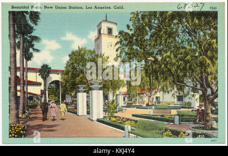 Le magnifique patio de la New Union Station à Los Angeles, en Californie, présente un mélange de Renaissance espagnole et d'architecture Art déco. Achevé en 1939, le patio de la gare a servi d’espace accueillant pour les voyageurs et demeure un monument emblématique de l’histoire des transports de la ville. Banque D'Images