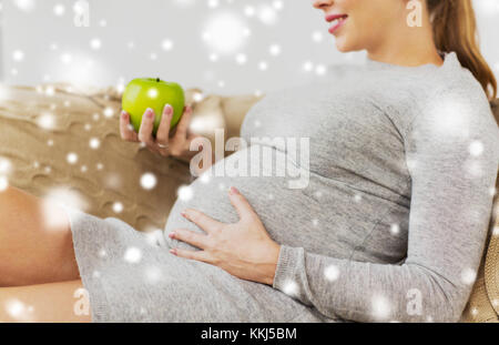 Happy pregnant woman with green apple Banque D'Images