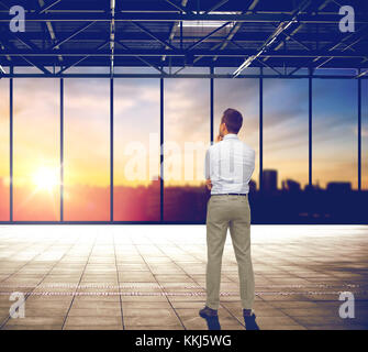 Businessman thinking sur bureau et vue sur la ville Banque D'Images