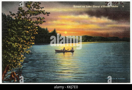Cette photo capture le magnifique coucher de soleil sur le lac coeur d'Alene dans l'Idaho, mettant en valeur la beauté naturelle de la région. La scène met en valeur les couleurs vives du ciel et les reflets sur l'eau. Banque D'Images