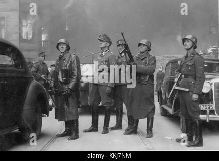 Le rapport Stroop, un document historique, détaille la répression nazie du soulèvement du ghetto de Varsovie pendant la seconde Guerre mondiale. Il constitue une source importante de preuves historiques concernant cet événement. Banque D'Images