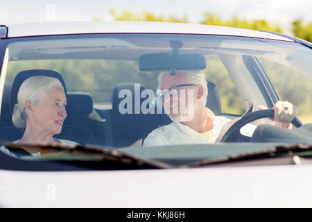 Happy senior couple roulant en voiture Banque D'Images