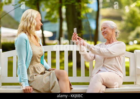 Mère fille par senior photographie smartphone Banque D'Images