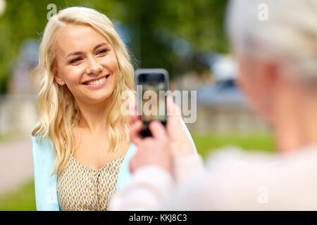 Mère fille par senior photographie smartphone Banque D'Images