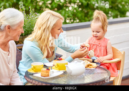 Mère, fille et grand-mère de manger au café Banque D'Images