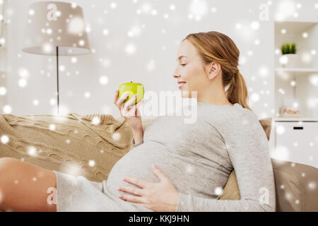 Happy pregnant woman with green apple Banque D'Images