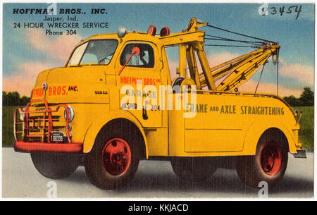 Hoffman Bros, Inc. à Jasper, Indiana, offre un service de dépanneuse 24 heures sur 24, offrant remorquage d'urgence et assistance routière. Le service est disponible 24 heures sur 24 pour aider en cas de panne ou d'accident de véhicule. Banque D'Images