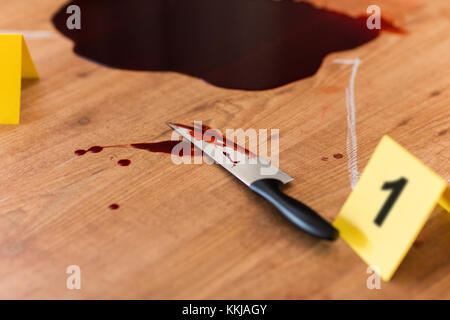 Couteau en sang et des contours à la craie à crime scene Banque D'Images