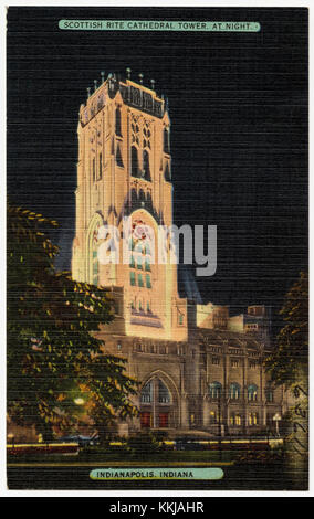 La Scottish Rite Cathedral Tower, située aux États-Unis, est illuminée la nuit, mettant en valeur son architecture et son design impressionnants. L'image souligne sa grandeur et ses détails complexes. Banque D'Images