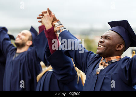 Les élèves heureux de célébrer l'obtention du diplôme Banque D'Images