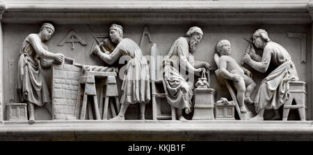 Les Quatre Saints Couronnés ( bas détail )de Nanni di Banco façade de l'Orsanmichele ( ou Cuisine Jardin de Saint Michel ) est une église de Florence ( en 1336 en tant que marché et zone de stockage du grain, comme sur commission de l'Union européenne en soie Soie (Guilde). L'Italie, l'italien ( Patronage des sculpteurs, maçons, tailleurs, contre la fièvre, les bovins ) Banque D'Images