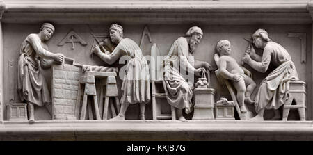 Les Quatre Saints Couronnés ( bas détail )de Nanni di Banco façade de l'Orsanmichele ( ou Cuisine Jardin de Saint Michel ) est une église de Florence ( en 1336 en tant que marché et zone de stockage du grain, comme sur commission de l'Union européenne en soie Soie (Guilde). L'Italie, l'italien ( Patronage des sculpteurs, maçons, tailleurs, contre la fièvre, les bovins ) Banque D'Images