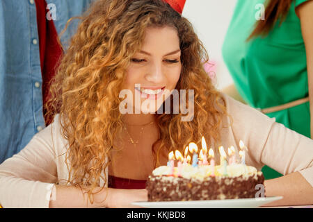 Happy woman with cake party Banque D'Images