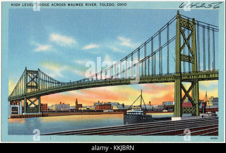 Le pont en hauteur sur la rivière Maumee à Toledo, Ohio, est une pièce d'ingénierie importante, offrant une connexion vitale à travers la rivière. Le pont met en lumière le développement des infrastructures de la ville et la planification urbaine au cours du XXe siècle. Banque D'Images