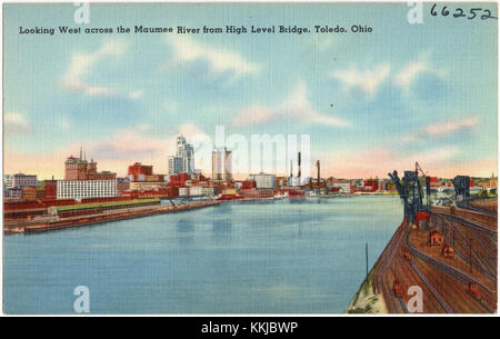 Une vue de la rivière Maumee depuis le pont en hauteur de Toledo, Ohio, mettant en valeur la rivière et le paysage urbain environnant. Banque D'Images