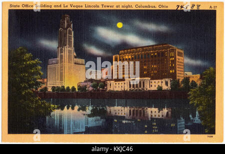 Le State Office Building et la Leveque Lincoln Tower à Columbus, Ohio, sont illuminés la nuit, mettant en valeur les monuments architecturaux du cityÂ€™s. Ces bâtiments sont des éléments clés de l'horizon et représentent des styles architecturaux importants de la ville. Banque D'Images
