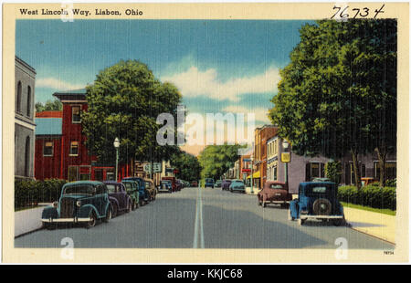 Cette image capture West Lincoln Way à Lisbonne, Ohio, offrant un aperçu de l'architecture de la ville et de la vie communautaire, représentant la vie quotidienne dans une petite ville d'Amérique. Banque D'Images