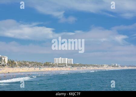 Santa Monica, Californie - le 27 juillet 2017 : Santa Monica beach vue depuis la jetée de la Californie, USA. Banque D'Images