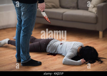 Casier avec le couteau et le corps mort à crime scene Banque D'Images