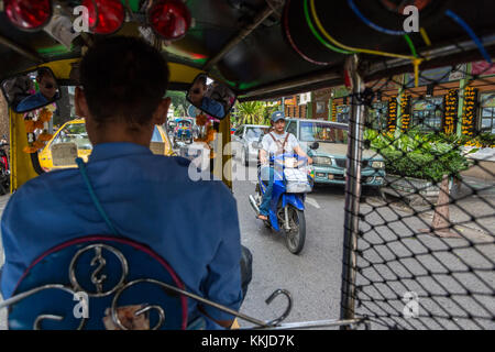 Bangkok, Thaïlande. Le passager de l'intérieur d'une vue sur la rue (Tuk-Tuk taxi moto à trois roues). Banque D'Images